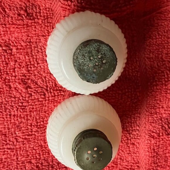 Pair of vintage salt and pepper shakers - Picture 7 of 9